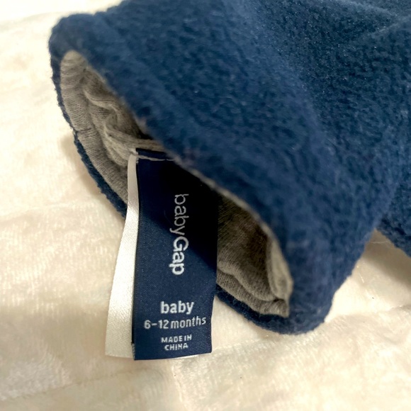 5/$15 Closet Sale! Baby Gap Navy Mittens, Velcro clasp, fleece on the outside - Picture 2 of 3
